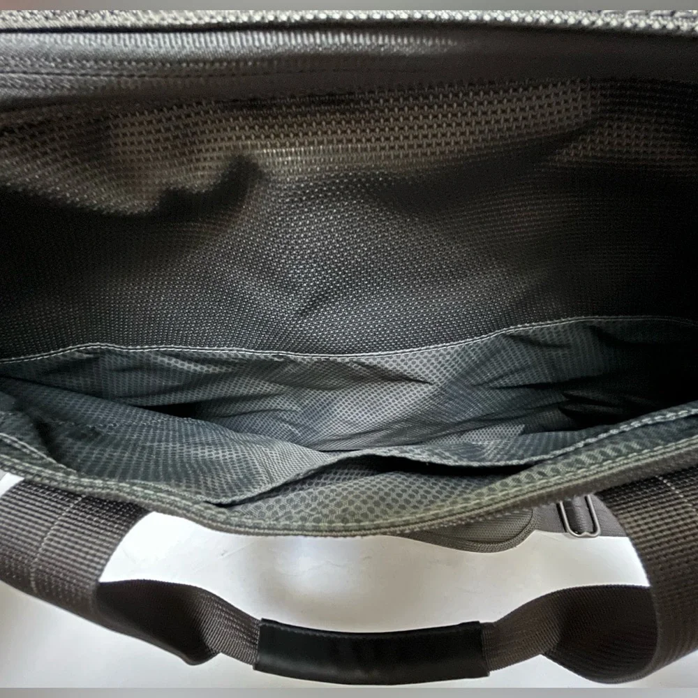 Tumi T-TECH Messenger Expandable Briefcase W/Strap Bag Black Nylon 5564 GRH